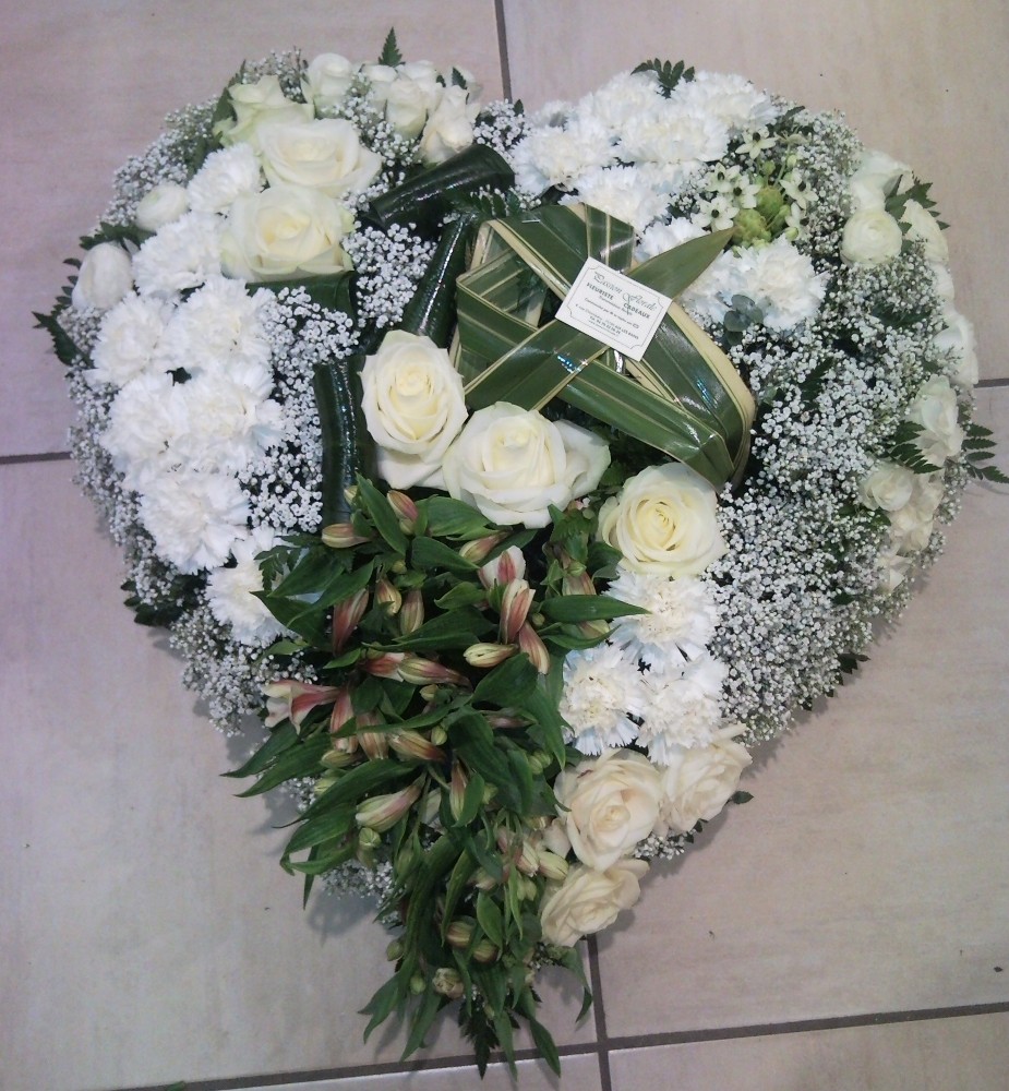 Coeur en fleurs coupées  Coeur en fleurs coupées