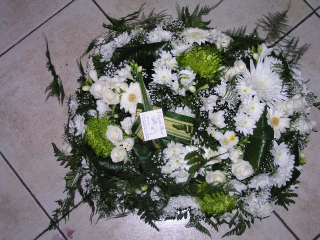 Coussin carré en fleurs coupées.