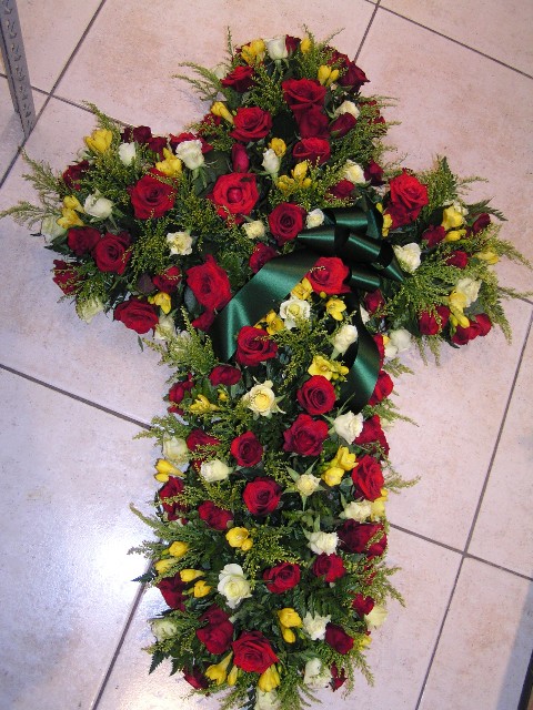 Croix en fleurs coupées C