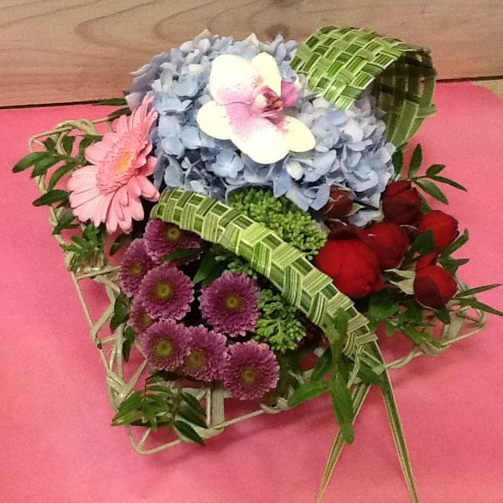 gateau en fleurs coupées