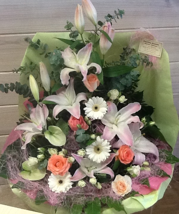 gateau en fleurs coupées
