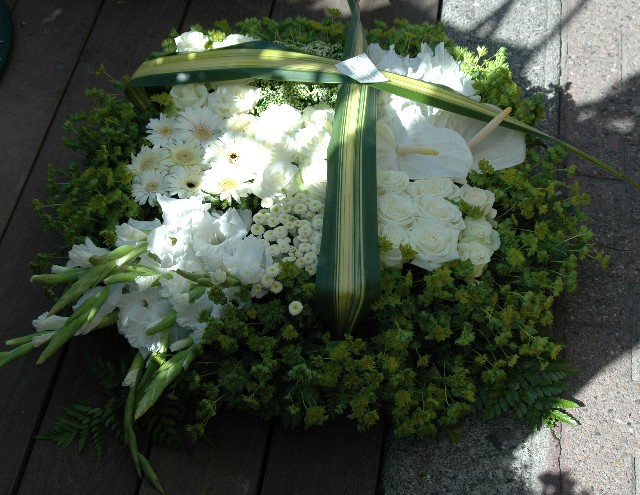 Coussin carré en fleurs coupées.
