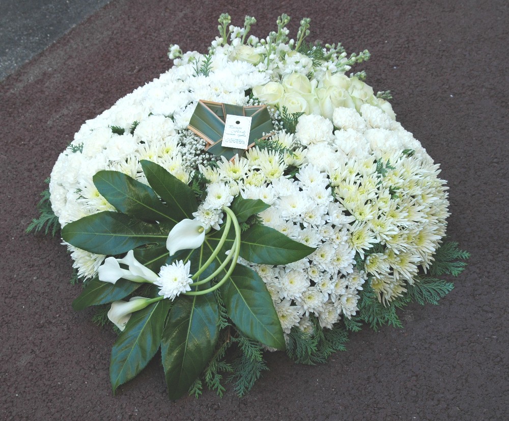 Coussin carré en fleurs coupées.